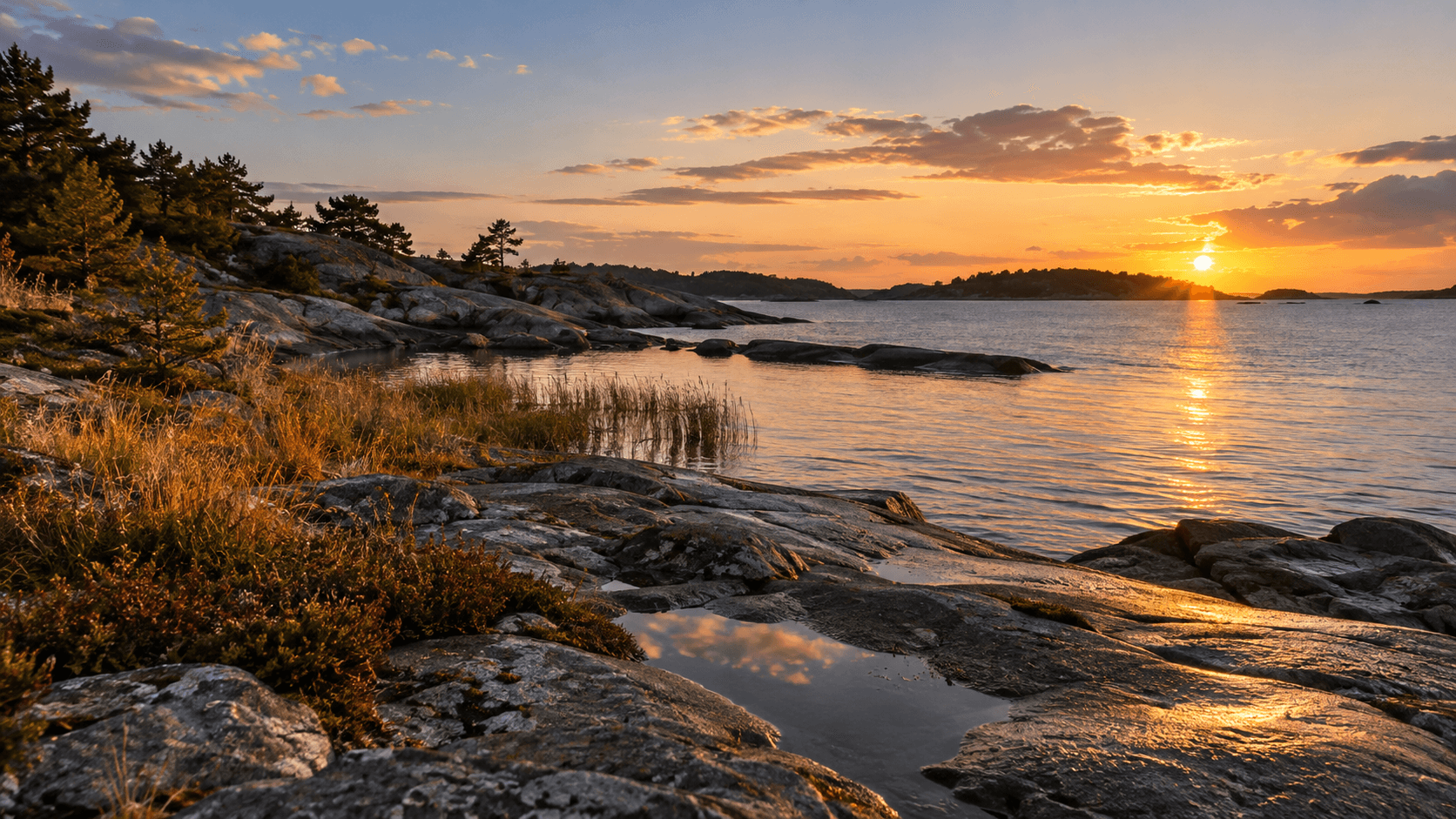 Svaberg og stille sjø i gyllent kveldslys langs Østfoldkysten.